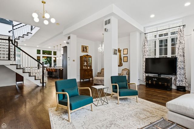 1310 W Roscoe Street, Chicago, IL 60657