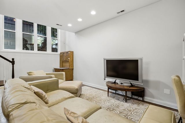 1310 W Roscoe Street, Chicago, IL 60657