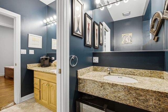 1310 W Roscoe Street, Chicago, IL 60657