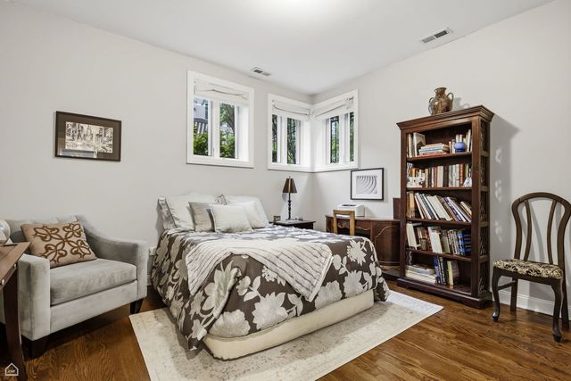 1310 W Roscoe Street, Chicago, IL 60657