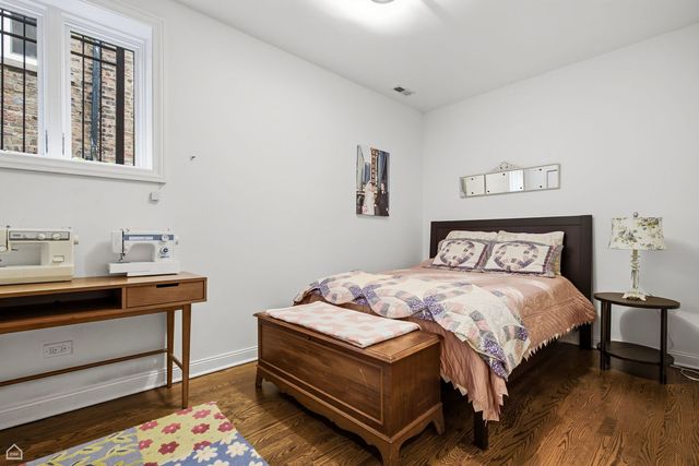 1310 W Roscoe Street, Chicago, IL 60657