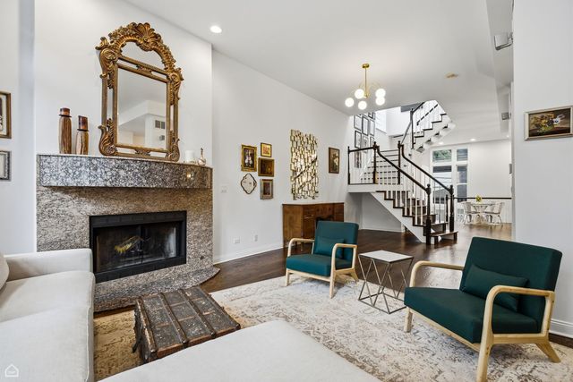 1310 W Roscoe Street, Chicago, IL 60657