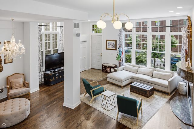 1310 W Roscoe Street, Chicago, IL 60657