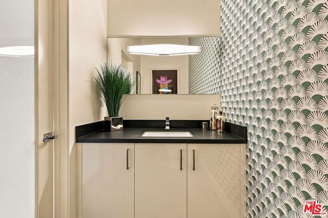 8703 W West Knoll Drive 104, West Hollywood, CA 90069