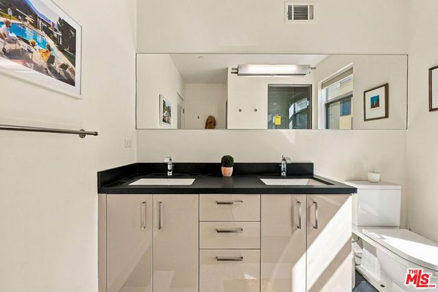 8703 W West Knoll Drive 104, West Hollywood, CA 90069