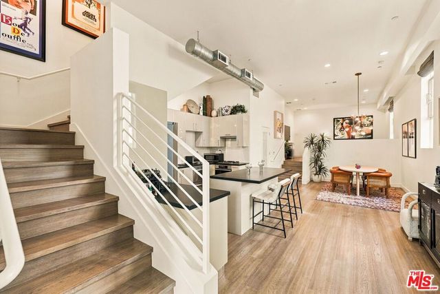 8703 W West Knoll Drive 104, West Hollywood, CA 90069