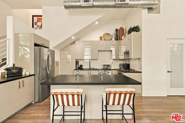8703 W West Knoll Drive 104, West Hollywood, CA 90069