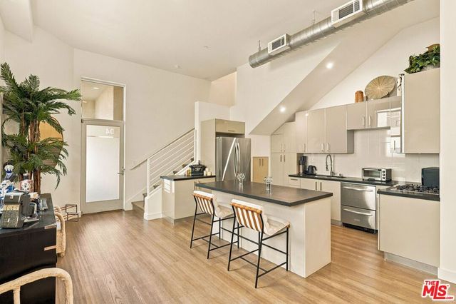 8703 W West Knoll Drive 104, West Hollywood, CA 90069