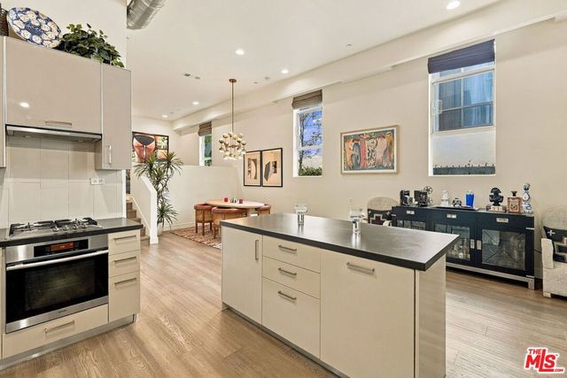 8703 W West Knoll Drive 104, West Hollywood, CA 90069