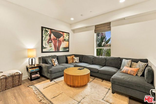 8703 W West Knoll Drive 104, West Hollywood, CA 90069