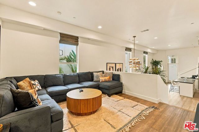 8703 W West Knoll Drive 104, West Hollywood, CA 90069