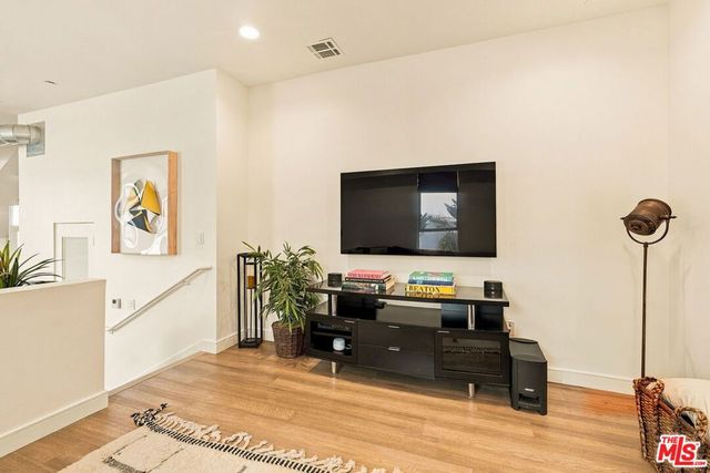 8703 W West Knoll Drive 104, West Hollywood, CA 90069