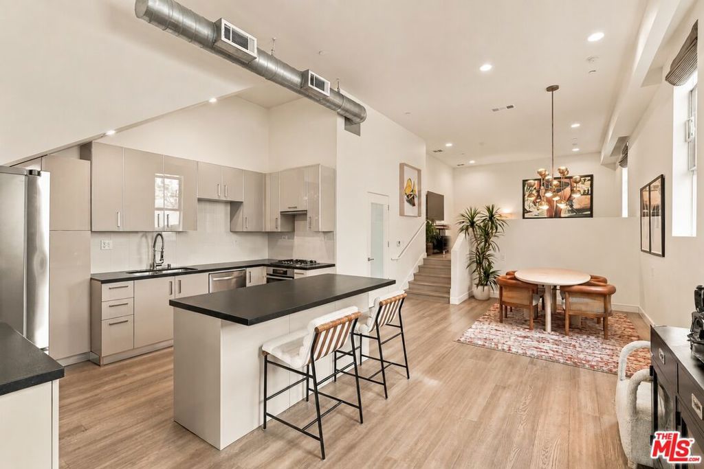 8703 W West Knoll Drive 104, West Hollywood, CA 90069 — photo 2