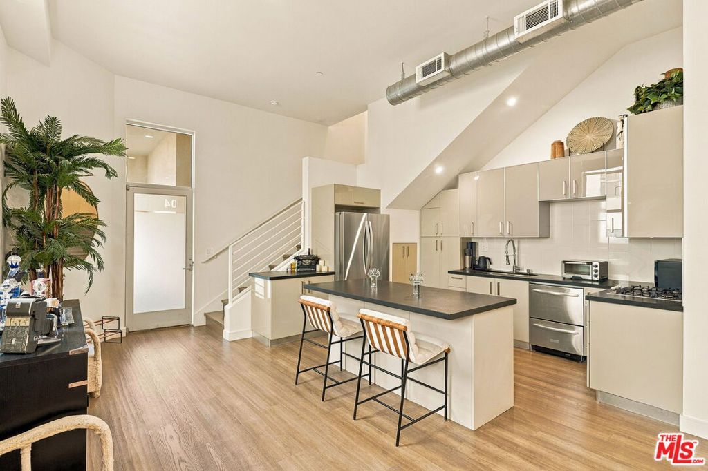 8703 W West Knoll Drive 104, West Hollywood, CA 90069 — photo 5