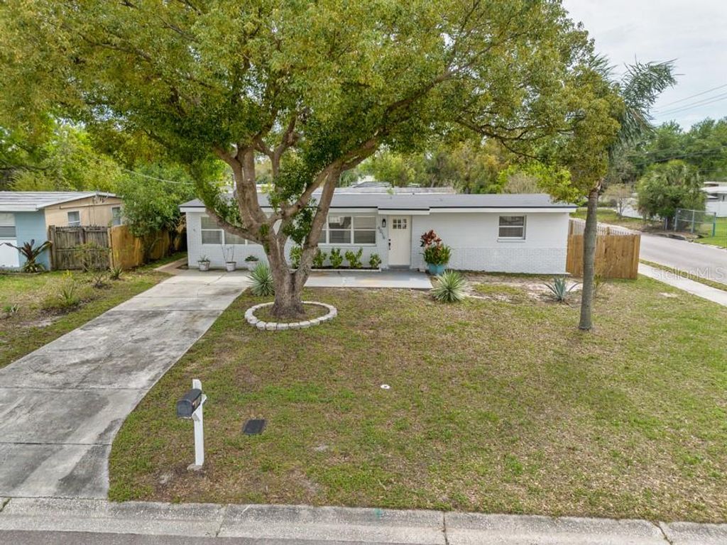 Image 30 of property listing at 4016 W MONTGOMERY TERRACE, Tampa, FL 33616