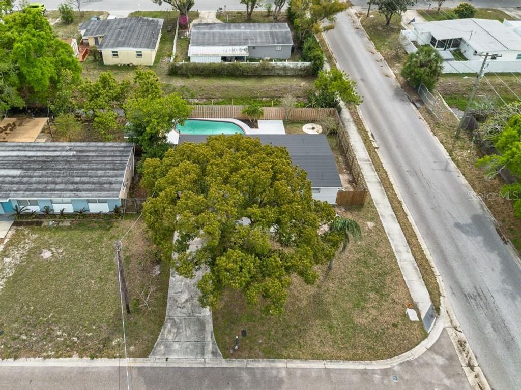 Image 31 of property listing at 4016 W MONTGOMERY TERRACE, Tampa, FL 33616