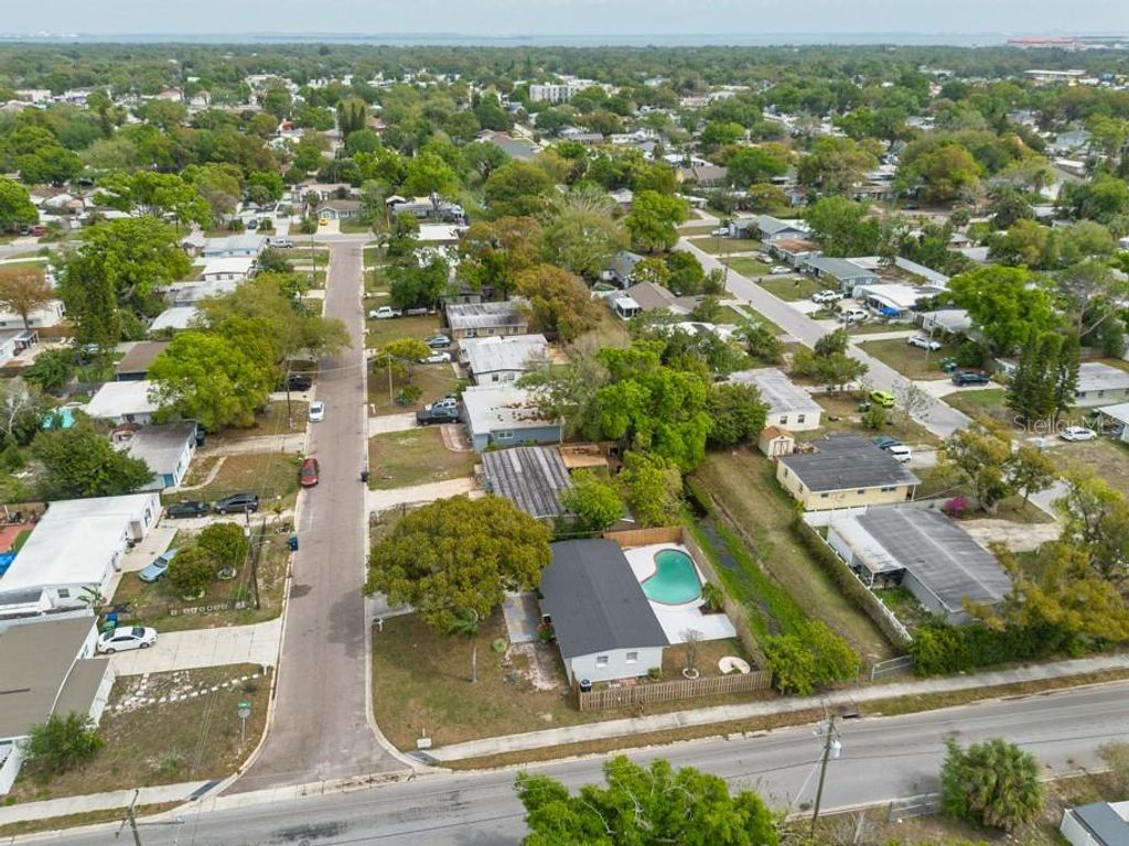 Image 33 of property listing at 4016 W MONTGOMERY TERRACE, Tampa, FL 33616