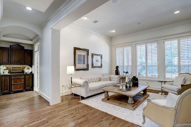 127 E Bracebridge Circle, The Woodlands, TX 77382