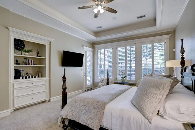 127 E Bracebridge Circle, The Woodlands, TX 77382