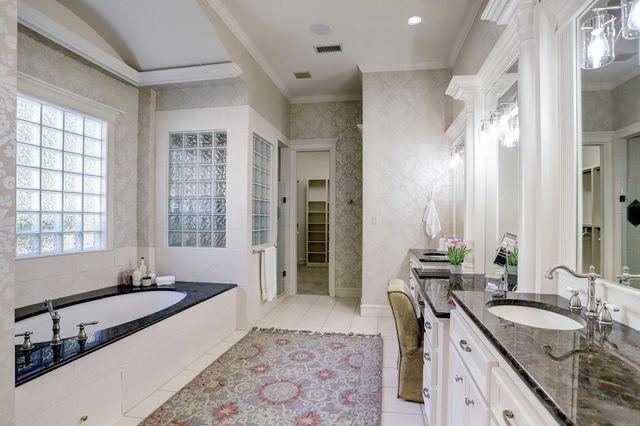 127 E Bracebridge Circle, The Woodlands, TX 77382