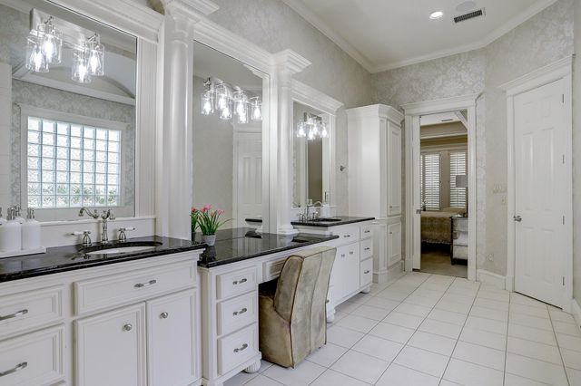 127 E Bracebridge Circle, The Woodlands, TX 77382