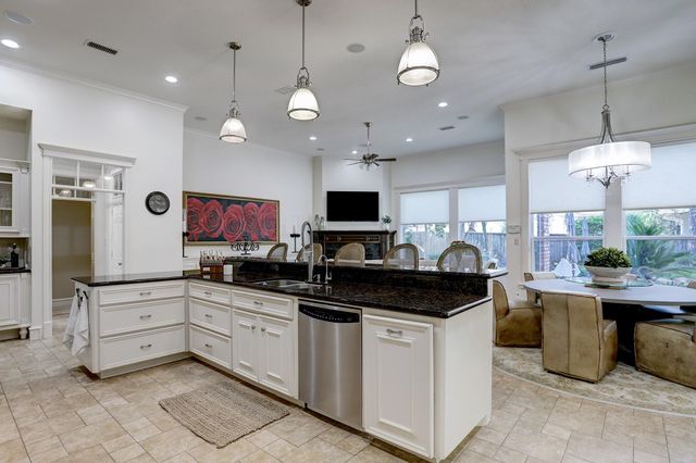127 E Bracebridge Circle, The Woodlands, TX 77382