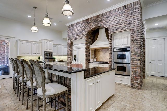 127 E Bracebridge Circle, The Woodlands, TX 77382