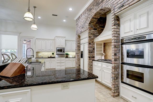 127 E Bracebridge Circle, The Woodlands, TX 77382