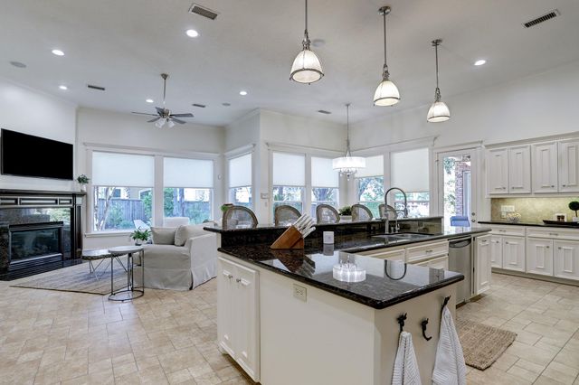 127 E Bracebridge Circle, The Woodlands, TX 77382