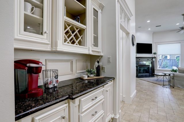 127 E Bracebridge Circle, The Woodlands, TX 77382