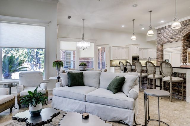 127 E Bracebridge Circle, The Woodlands, TX 77382