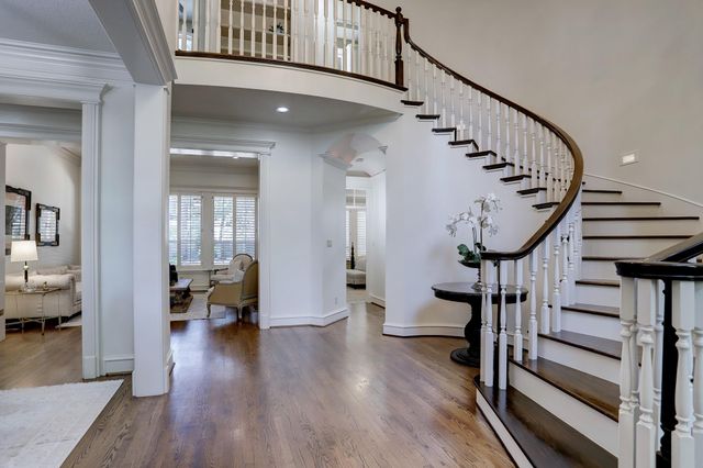 127 E Bracebridge Circle, The Woodlands, TX 77382