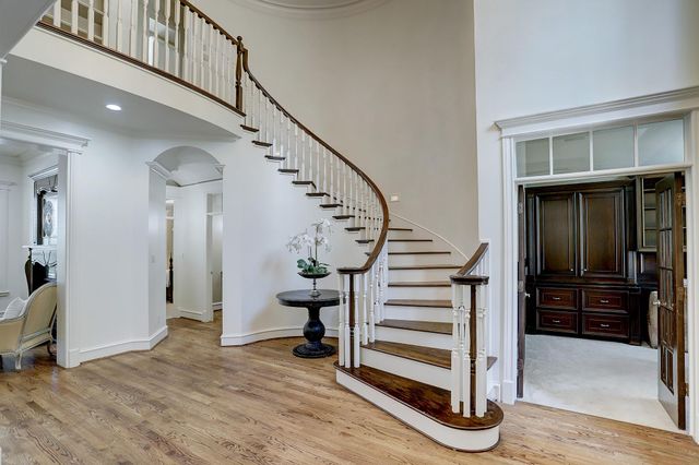 127 E Bracebridge Circle, The Woodlands, TX 77382