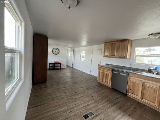 1413 HAWTHORNE Ave 20, Reedsport, OR 97467