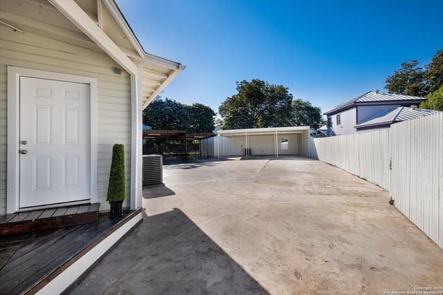 617 E Guenther, San Antonio, TX 78210