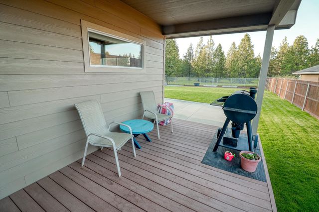 325 E Parker Ct, Colbert, WA 99005