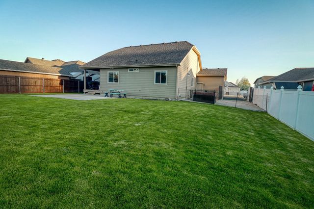 325 E Parker Ct, Colbert, WA 99005