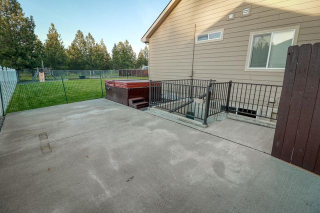 325 E Parker Ct, Colbert, WA 99005