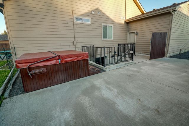 325 E Parker Ct, Colbert, WA 99005