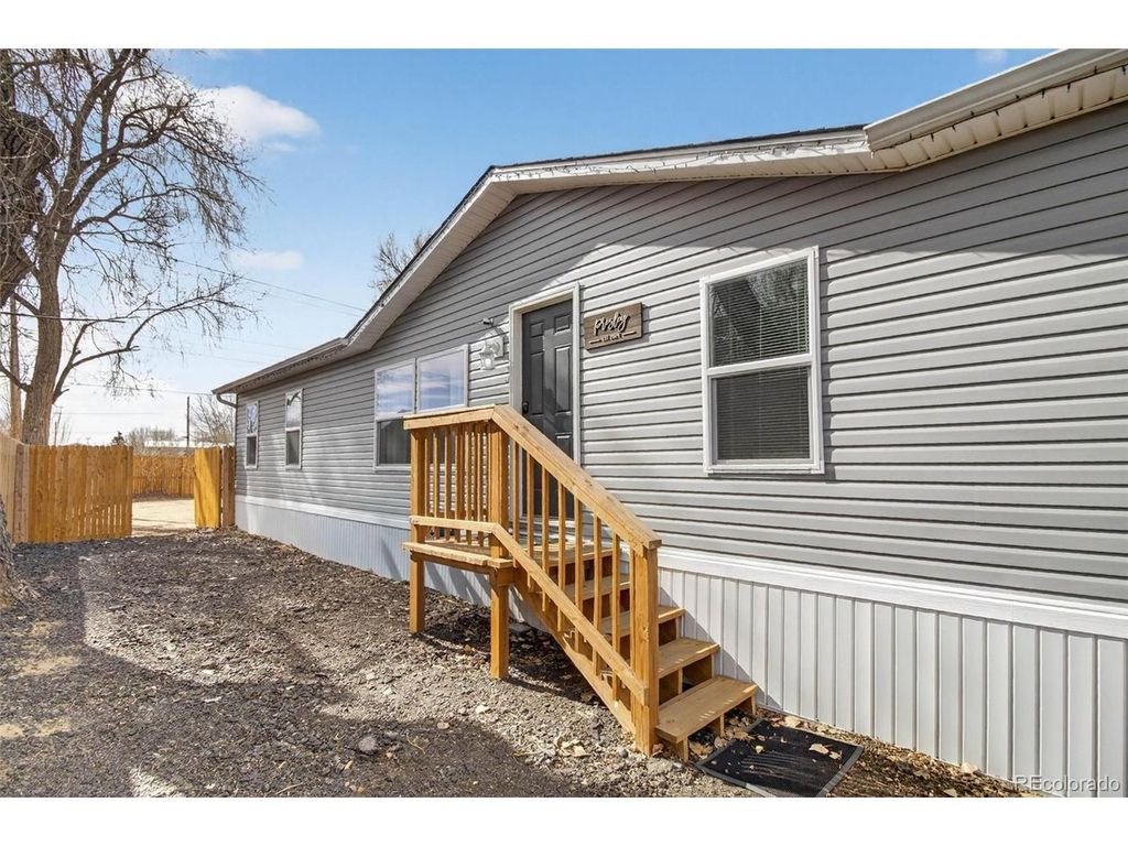 811 Plum Ave, Lochbuie, CO 80603