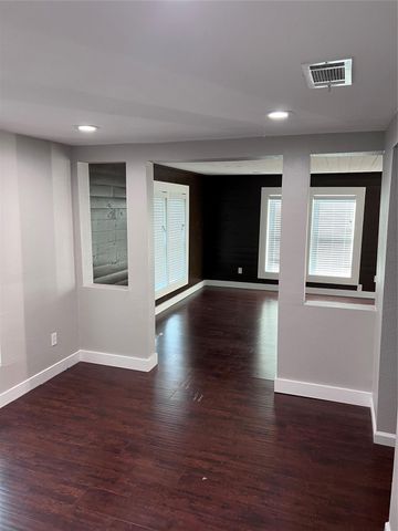 214 S San Jacinto Avenue, Cleveland, TX 77327