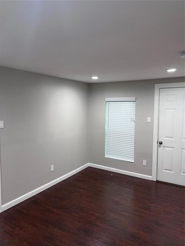 214 S San Jacinto Avenue, Cleveland, TX 77327