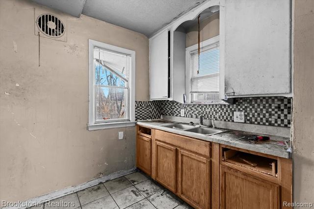 15508 Saint Marys Street, Detroit, MI 48227