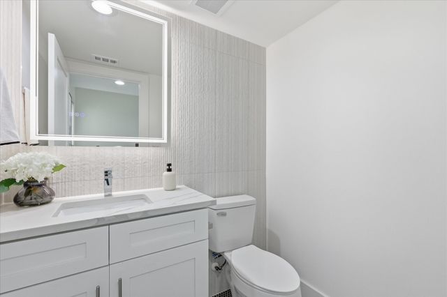 7207 Mohawk Drive 303, Dallas, TX 75235