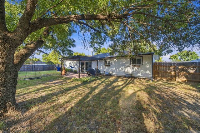 1805 N Terry Ln, Andover, KS 67002