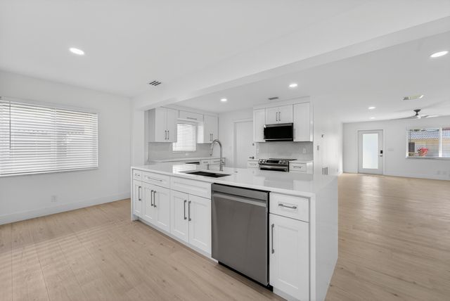 2095 SW 14 Avenue SW, Boynton Beach, FL 33426