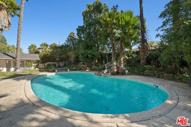 8364 Mulholland Drive, Los Angeles, CA 90046