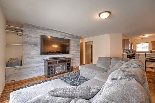 1015 37th St SE, Minot, ND 58701