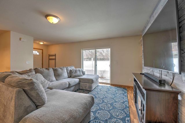 1015 37th St SE, Minot, ND 58701