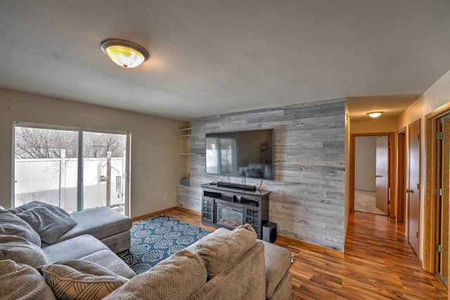 1015 37th St SE, Minot, ND 58701